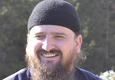 Un preot sare în apărarea Denisei Manelista. "Cât de nebuni să fim să vorbim urât despre un om care zace mort"
