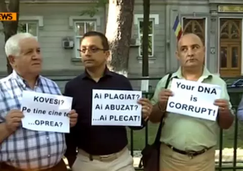 Protest la DNA față de Laura Codruța Kovesi. Printre manifestanți e și un deputat PSD