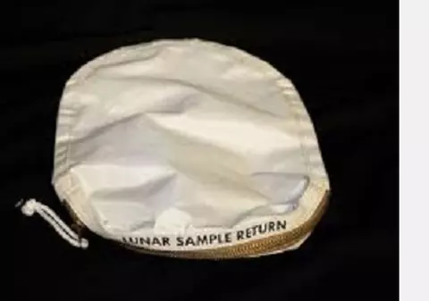 Un sac folosit de Neil Armstrong în timpul misiunii Apollo 11, vândut pentru 1,8 milioane de dolari