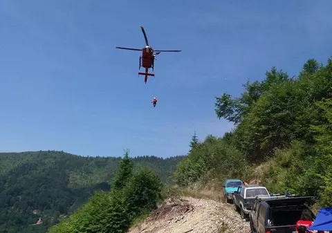 A căzut cu tractorul într-o prăpastie din județul Bistrița. Bărbatul rănit grav, transportat cu elicopterul SMURD