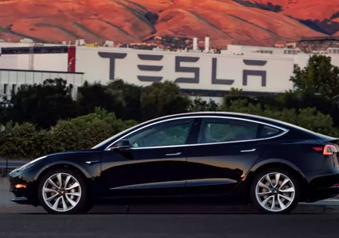 Studiu: Românii, cei mai optimişti europeni în privinţa maşinilor electrice și mari fani ai roboților