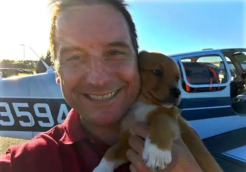 Un bărbat a învățat să piloteze și și-a cumpărat un avion pentru a salva câini condamnați la moarte