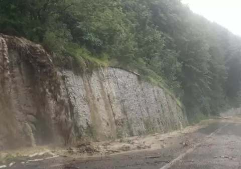 UPDATE | Pe DN 1A, între Cheia și Mâneciu, se circulă pe o bandă, alternativ. Traficul rutier fusese blocat, din cauza aluviunilor