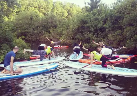 EXCLUSIV. Cum se luptă yoginii să scape de “efectul MISA”: Yoga pe apă, cu standuppaddle, ultima modă în România