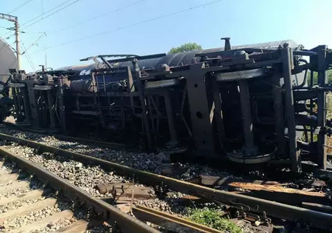 Accident feroviar. Două vagoane cu combustil s-au răsturnat