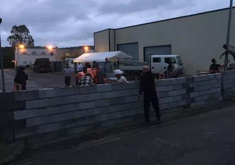 Un grup de francezi a construit un zid anti-imigranți în orașul lor