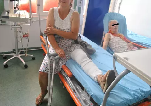 Femeie lovită de o maşină a poliţiei lăsată în pantă. A ajuns de urgență la spital