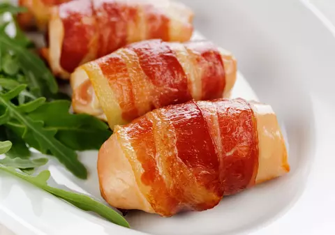 Ciocănele de pui învelite în bacon. Gătește cu noi rețete delicioase! / VIDEO