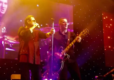 VIDEO/ A plecat din Direcția 5 pentru o carieră solo! Tony Șeicărescu s-a relansat...la cârciumă!