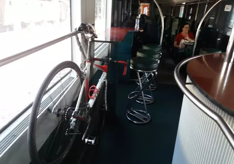 EXCLUSIV / Cu bicicleta în tren? Unde-o pui și cât te costă. „Îi dați roata jos și o luați ca bagaj!”