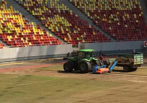 Cea de-a opta schimbare a gazonului de pe Arena Națională a început în forță, cu un tractor, două remorci și câteva lopeți | FOTO&VIDEO