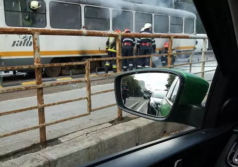 UPDATE | Un tramvai a luat foc în București. Patru persoane au fost rănite și transportate la spital. Firea, demiteri după incident