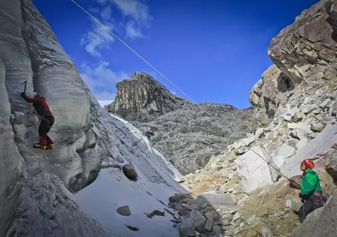 Trei alpiniști străini au fost găsiți morți în lanțul muntos Cordillera Blanca din Peru
