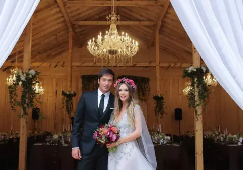 La doi ani de casnicie, Adela Popescu a primit în dar o... amintire! Vâlcan a recreat pentru ea decorul de la nuntă