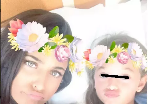 Antonia și fetița ei, îmbrăcate în costume de baie identice. Imaginea a făcut senzație în mediul virtual