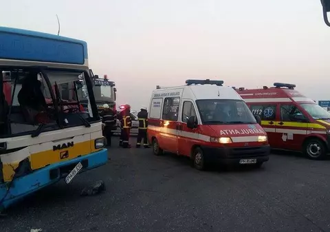 Autobuz implicat într-un accident în Prahova. 40 de persoane se află la bord