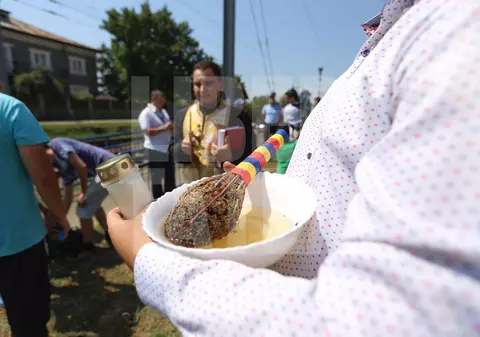 Hăinuțe de prințesă și patru sicrie albe, la morgă. Alexandra Braunstein și fetițele ei merg acasă pentru ultima dată / GALERIE FOTO
