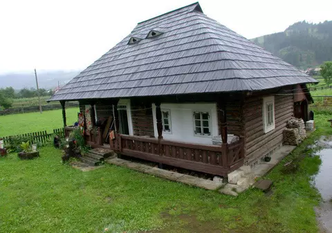 Cartier de case tradiționale din Bucovina, amenajat în județul Suceava. Terenurile sunt scoase la licitație de Primărie