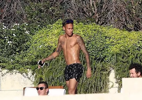 Neymar a sărbătorit transferul la PSG, la Saint-Tropez, cu prietenii și cu fete | FOTO&VIDEO