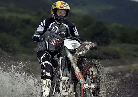 EXCLUSIV/ Dani Oțil, la cel mai dur raliu enduro din lume. «Am căzut în râul Cibin și am terminat o zi remorcat cu chingile rucsacului»