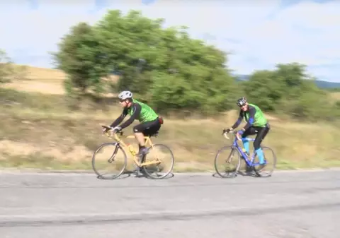 Doi români pedalează până pe vârful Mont Blanc pentru copiii cu boli grave