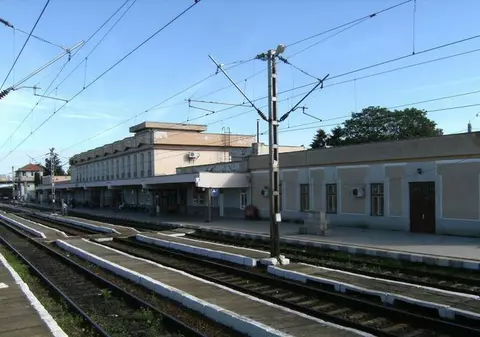 UPDATE | Doi pensionari, soț și soție, au fost loviți de un tren de marfă, în zona staţiei CFR Lugoj. Bărbatul a murit pe loc