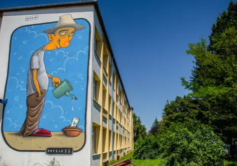 ”Circuitul de artă stradală” vrea să bată Piața Mare. Turiștii care ajung la Sibiu pot admira zeci de opere stradale