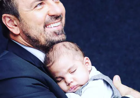 Cum arată acum micuţul Toma, fiul adoptat de Horia Brenciu în secret