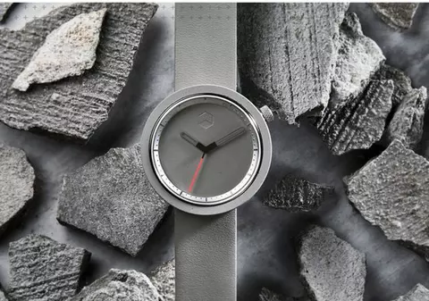 VIDEO. A apărut Ceasul Masonilor, făcut din ciment. Are doar 90 de grame, ramă de oțel, ecran de safir și curea de piele