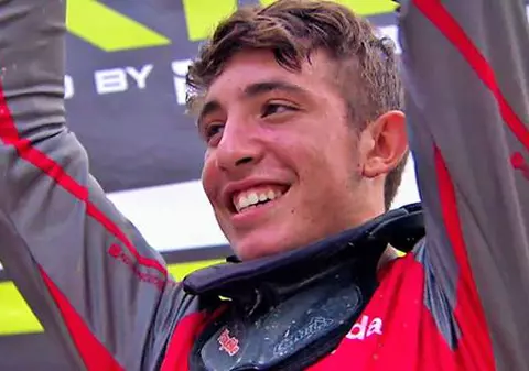 Un tânăr din Bistrița a câștigat un concurs internațional de downhill în Austria. E primul român, premiat la concursul de sport extrem