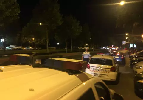 Un tânăr din Germania a vrut să devină ”vedetă” în România. A făcut scandal în Piața Revoluției, apoi a dansat pe mașina poliției