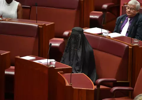 VIDEO VIRAL| O senatoare australiană a mers în parlament îmbrăcată în burka
