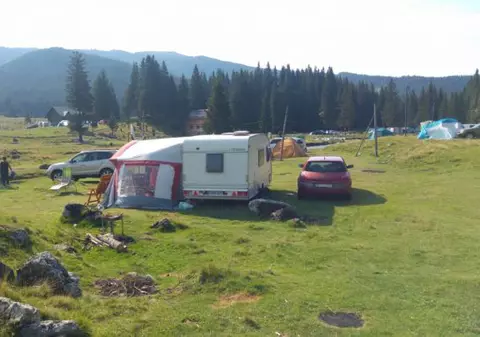 Platoul Padina, ideal pentru o vacanță cu rulota. Oaza de răcoare din Munții Bucegi