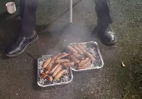 Pompierii britanici au primit înapoi purceii salvați dintr-un incendiu... sub formă de cârnați