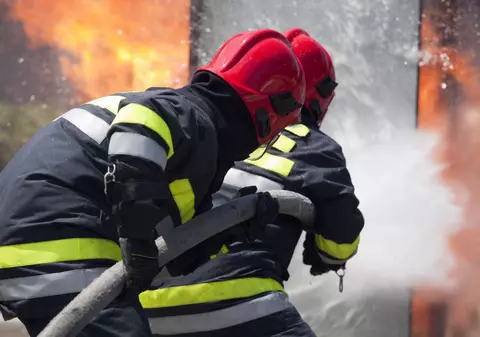 UPDATE/ O mamă și fetița ei de un an și jumătate au ars de vii în casă. O altă fetiță salvată din incendiu, adusă în Capitală (VIDEO)