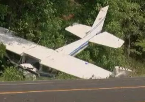 VIDEO | Un avion s-a prăbușit pe o șosea. Accidentul a fost surprins de camera instalată la bordul unei mașini
