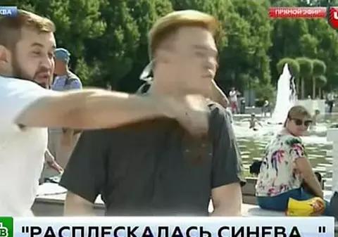 VIDEO | Un jurnalist rus a fost lovit cu pumnul, în timpul unei transmisiuni live