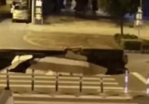 VIDEO | Un motociclist a căzut într-o groapă uriașă formată din senin. El nu a văzut craterul, deoarece se uita în telefon