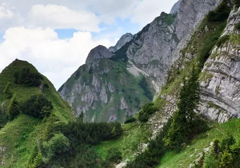 Un turist german a murit în Munții Piatra Craiului. A făcut infarct și a căzut în prăpastie