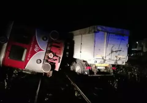 UPDATE/ Un vagon de tren s-a răsturnat, miercuri seară, după ce a lovit un TIR. Circulația feroviară nu a fost reluată nici până acum