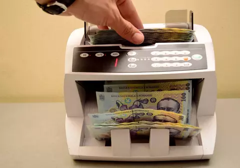 O funcţionară a unei bănci din Oradea a furat din conturile clienților 750.000 lei în 5 ani