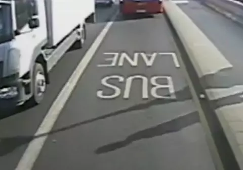 VIDEO| Un alergător a împins o femeie în calea unui autobuz. Victima a scăpat cu viață printr-un miracol