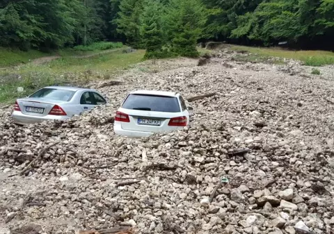 Alunecare de teren în Zărnești. Mai multe mașini au fost acoperite de pietriș