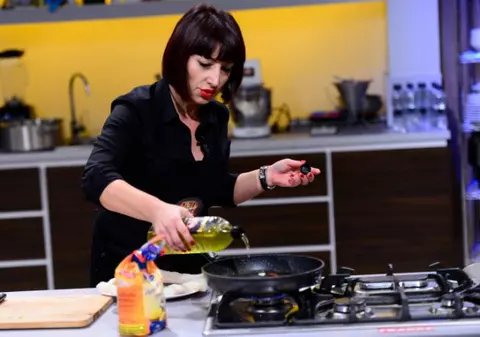 Concurenta care l-a cerut în căsătorie pe Chef Scărlătescu face show la „Aventură cu 4 stele”