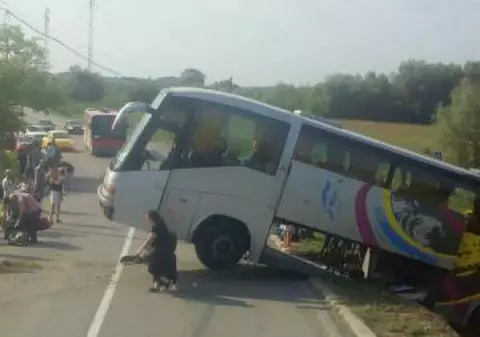 Autocar implicat într-un accident rutier, în județul Tulcea. Avea aproape 40 de pasageri la bord, iar doi au fost răniți