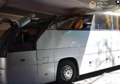 Accident grav la Roma. Un autocar cu turişti s-a înţepenit sub un pod