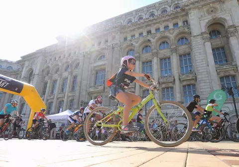 FOTO&VIDEO/ BikeFest, locul de întâlnire pentru bicicliști. Singurul concurs de bicicletă care porneşte şi se încheie în curtea Palatului Parlamentului