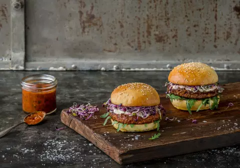 Burgeri produși din insecte. Elvețienii vor să revoluționeze piața fast-foodului
