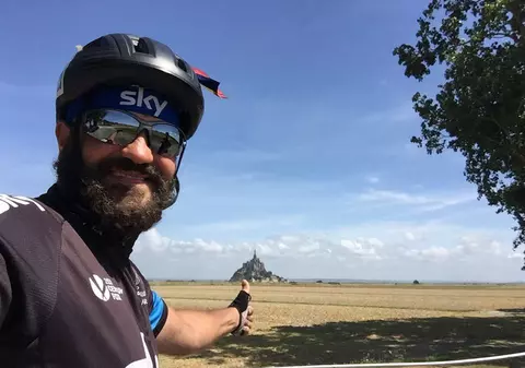 Povestea implantologului român care străbate Europa pe bicicletă, subiect de documentar | FOTO&VIDEO