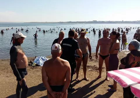 La plajă, lângă un cadavru. Un bărbat a decedat la Techirghiol, iar oamenii s-au tolănit pe nisip în apropierea cadavrului